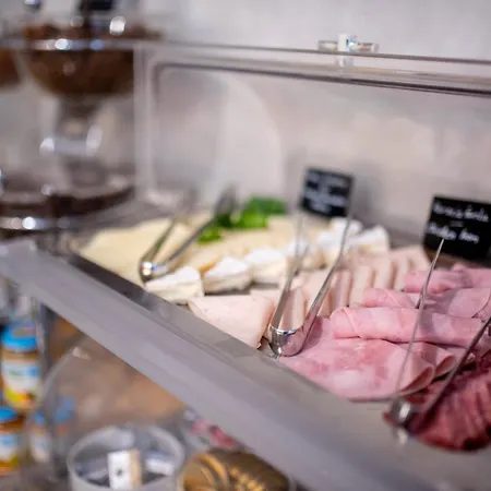 Felicity Garni ブラチスラヴァ