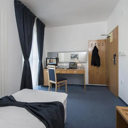 Felicity Garni Hotell