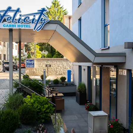 Felicity Garni ブラチスラヴァ