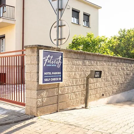 מלון Felicity Garni 3*