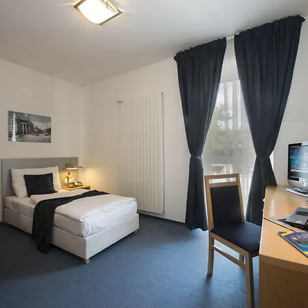 Felicity Garni ברטיסלאבה